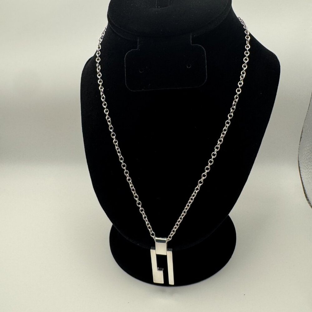 Gucci Open Bar Pendant Necklace - full inclusion